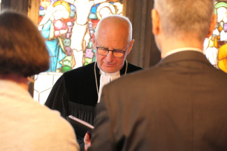 Regionalbischof Klaus Stiegler bei der Segnung eines Paares